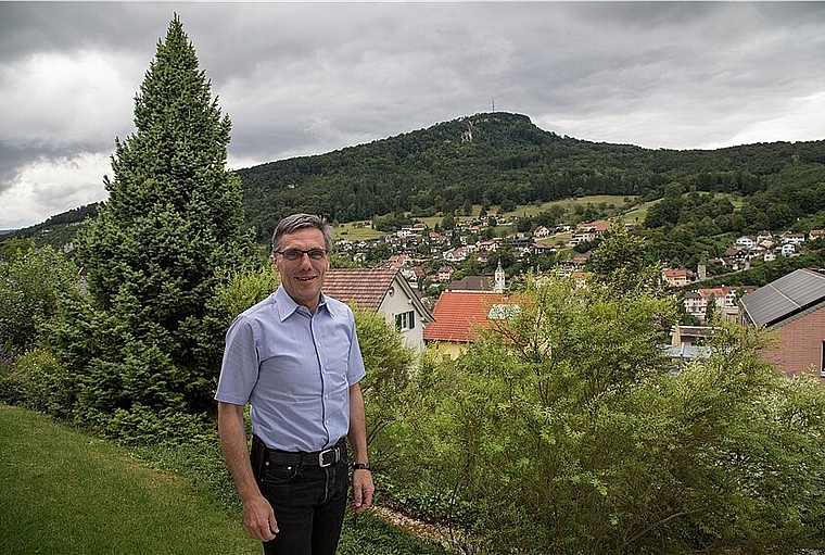 Grellinger durch und durch: Franz Meyer im Garten seines Eigenheimes über dem Dorf. Foto: Martin Staub