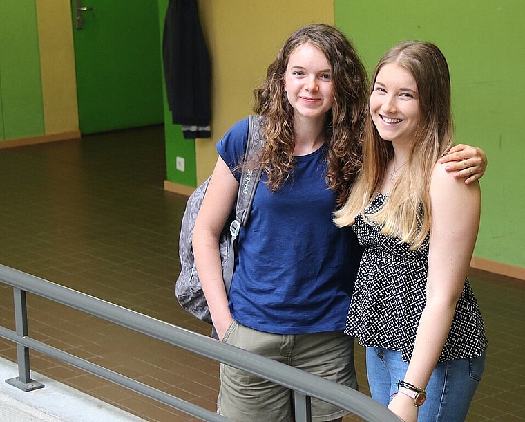 Fühlen sich wohl im Gymnasium in Laufen: Tanya Orlowsky (l.) und Cynthia Boillat. Foto: Gaby Walther