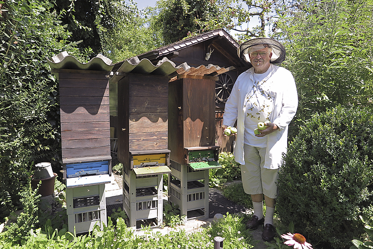 Leben mit Bienen: Eduard Bucheli mit einer Handvoll Klaräpfeln vor seinem Bienenhaus.  Foto: Edmondo Savoldelli