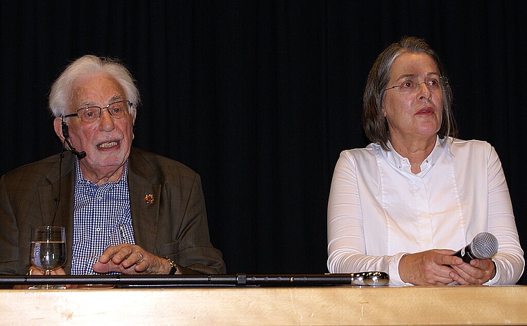 Fragestunde der jungen Gäste: Shlomo Graber und Lehrerin Andrea Leonardi. Foto: Jürg Jeanloz