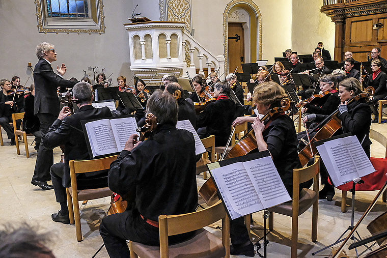 Voller Einsatz aller Beteiligten: Markus Teutschbein dirigiert das Orchester Arlesheim.  Foto: Thomas Brunnschweiler
