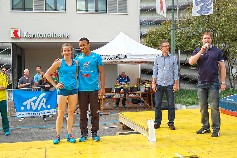 Haben gut lachen: Nicole Büchler (LC Zürich) und Marquis Richards (TV Arlesheim) bei der Siegerehrung Foto: Axel Mannigel