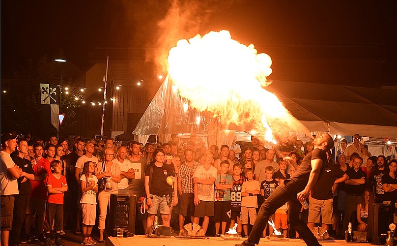 Feuerspucker statt Kamele: Das Dorffest Nunningen begeistert die Besucher. Foto: WOS
