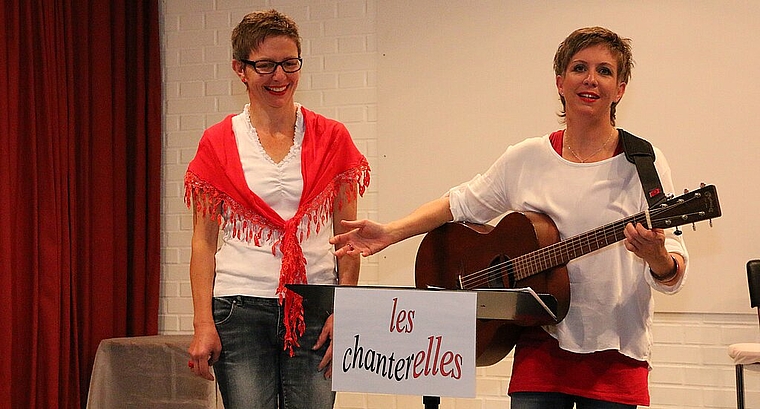 Harmonie in Rot: Marianne Altermatt und Helene Gunti hatten das Publikum von der ersten Minute an in der Tasche. Foto: Gini Minonzio