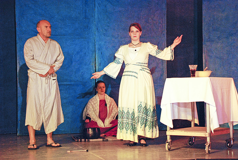 Himmlisches Einweihungsritual: Bill (Christian Metzger) wird von Helene (Anna Semlitsch) getauft. Im Hintergrund (sitzend) Rosa (Stephanie Feddern). Foto: Thomas Brunnschweiler