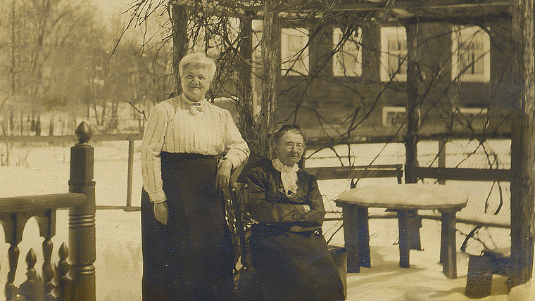 Einziges existierendes Foto: Caroline Weldon alias Susanna Carolina Faesch (sitzend) in einer Aufnahme von 1915.  Foto: ZVG