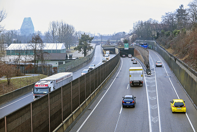Nadelöhr Schänzli: Ab Oktober wird der Tunnel in Fahrtrichtung Basel bis 2022 nur noch einspurig befahrbar sein – die Vorarbeiten für eine provisorische Behelfsspur ab Ausfahrt Muttenz-Nord sind seit Montag im Gange. Foto: Edmondo Savoldelli