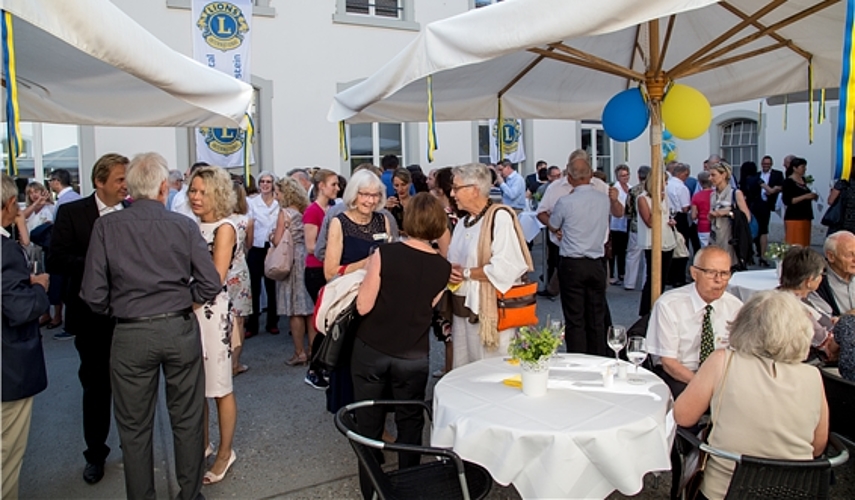 Apéro im Hof: Die Gäste geniessen den lauen Sommerabend. Fotos: Martin Staub
