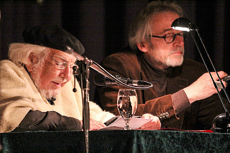 Priester, Revolutionär und Schriftsteller: Ernesto Cardenal (l.) und Lutz Kliche bei einer Lesung.	 Foto: zVg / Grupo Sal