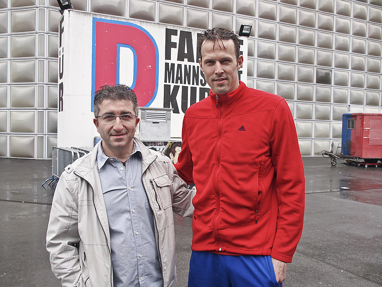 Gutes Team: Gigi Pecoraro, OK-Chef des Marco-Streller-Cups, mit dem Patron und Namensgeber vor dem Stadion St. Jakob-Park. Foto: Gfeller