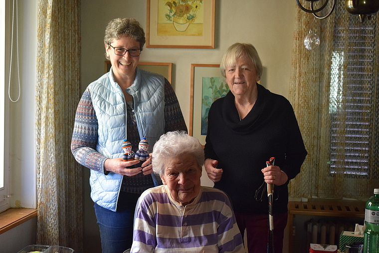 Beim Besuchsdienst wird auch viel gelacht: Rosa Dietschi (vorne) freut sich immer auf einen Besuch von Eva Baer (l.) – anlässlich des Fototermins mit dem «Wochenblatt» ist auch Ursula Winkler vom Roten Kreuz Baselland dabei. Foto: Bea Asper