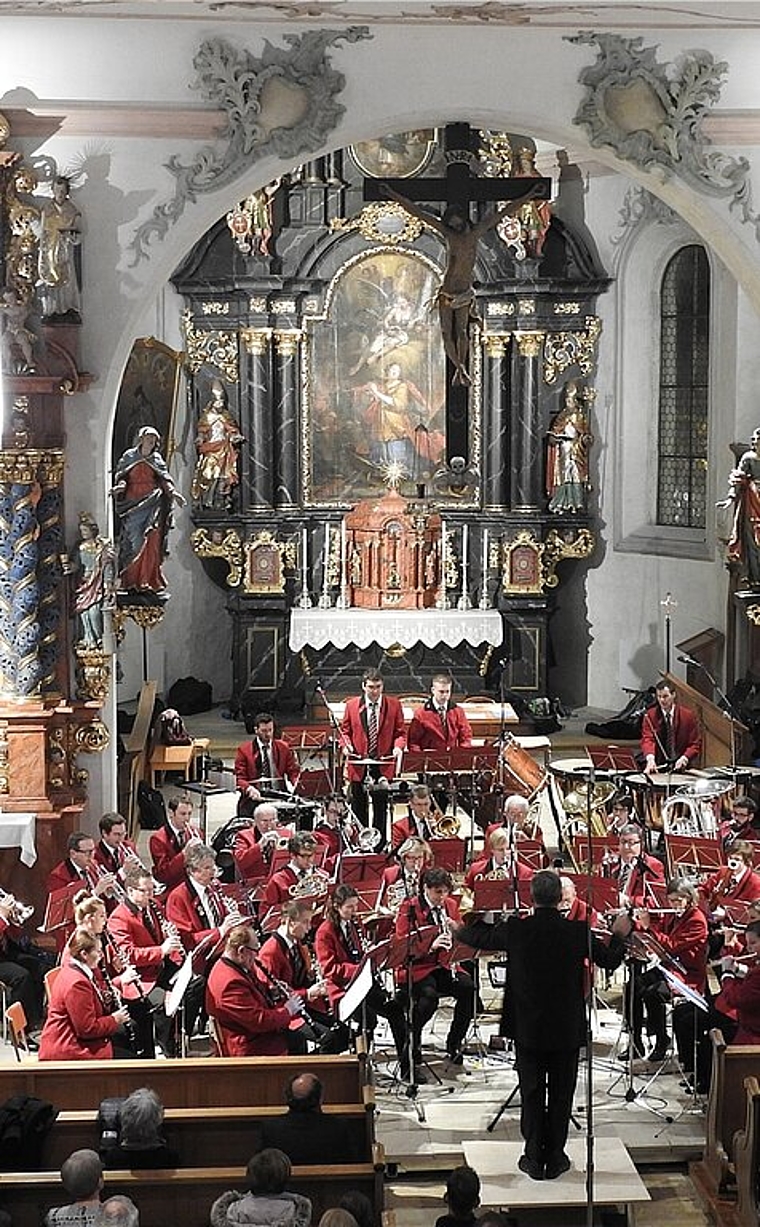 <em>Prächtige Kulisse: </em>Die Stadtharmonie Laufen in der frisch renovierten Katharinenkirche. Foto: Peter Walthard