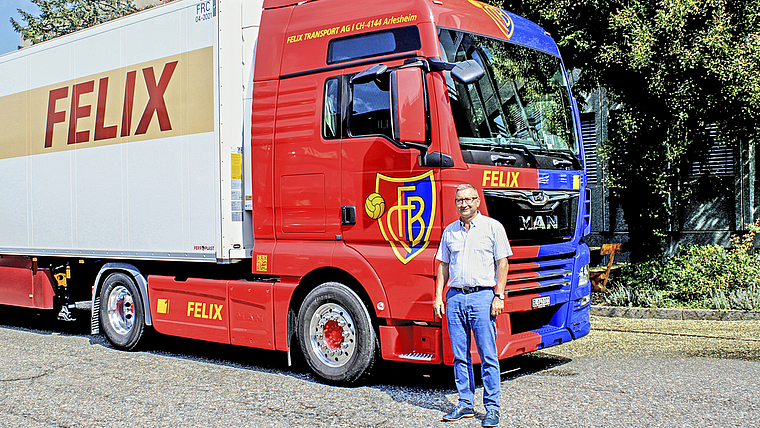 Jubilar: Hanspeter Felix vor seinem Lastwagen in FCB-Farben. Foto: ZVG