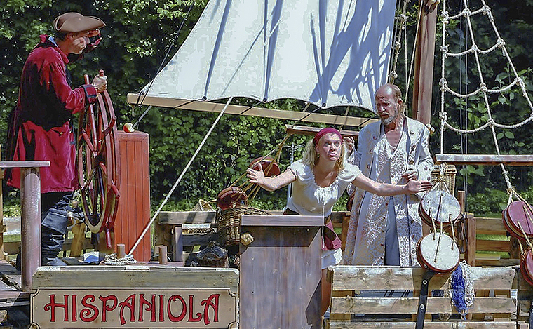 Auf Jack Sparrows Spuren: Käpt’n Smollett (Balz Aliesch), Jackie Hawkins (Jenny Bühler)und der Baron Trelawney (Reinhard Stehle) (v. l.).  Foto: ZVG