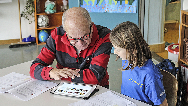 Kinder und Senioren: Produktive Zusammenarbeit am iPad.  Foto: Axel Mannigel