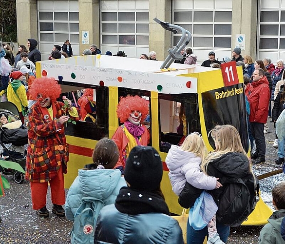 Die Verlumbdä dichten: Dr Gmeinrot will e Tram an Bahnhof, was füre Hohn /
Do lacht sogar dr trurigscht Clown!