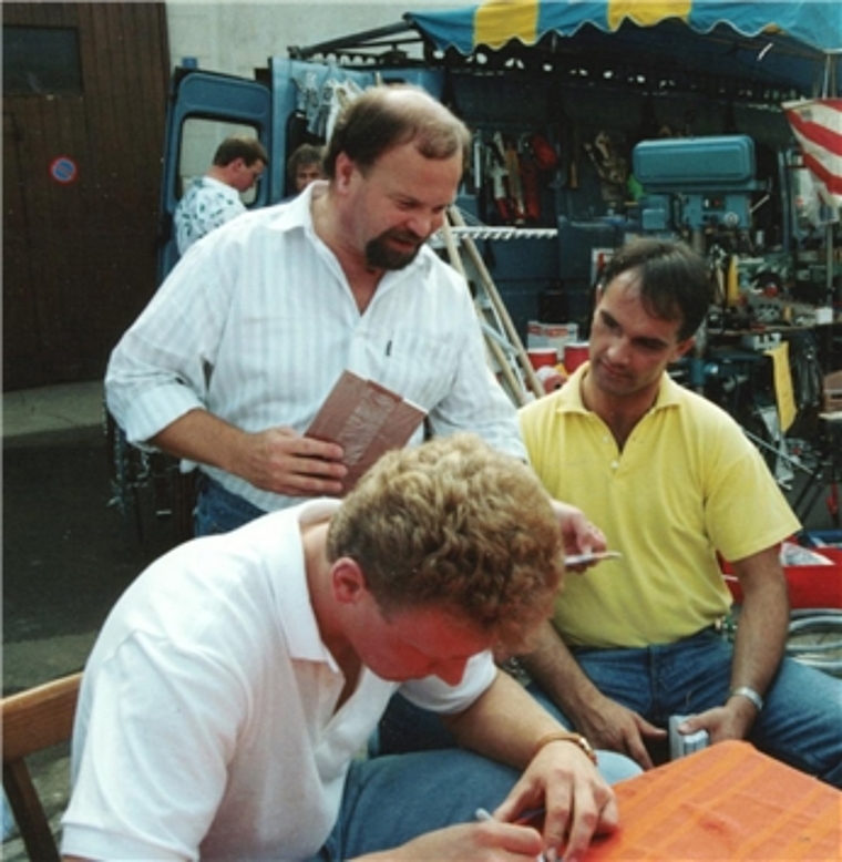 Autogrammstunde: 1989 gab sich Schwingerkönig Adrian Käser die Ehre (vorne) und verteilte Autogramme. Marktkommissionspräsident Alex Häner (r.) und Marktchef Walter Stebler nutzten die Gelegenheit. Foto: zvg