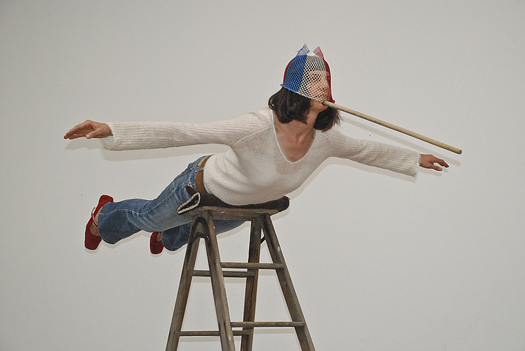 Fliegen, 2007. Performance von Irene Maag, Kaskadenkondensator Basel, Destillat II.  Foto: Simone Fuchs