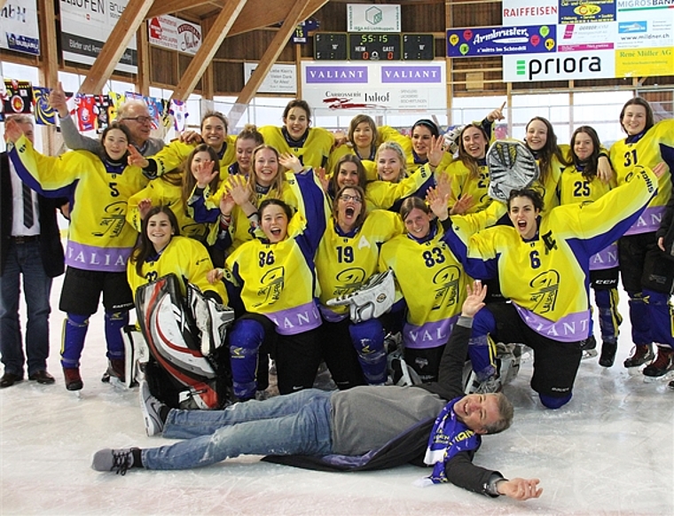 Begeisterung: EHC Laufen – Bronzemedaillengewinner des Swiss Women’s Hockey Cup 2015/16. Foto: eh-press