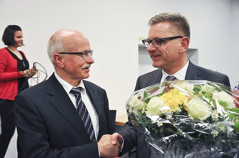 Blumen für den Business Parc: Gemeindepräsident Urs Hintermann (links) gratuliert Geschäftsführer Melchior Buchs zum Reinacher Preis 2015.  Foto: ZVG