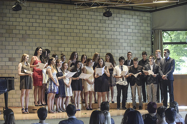 Zum Abschluss ein Lied: Die Diplomklassen zeigten sich auch von ihrer musischen Seite.  Foto: Bea Asper