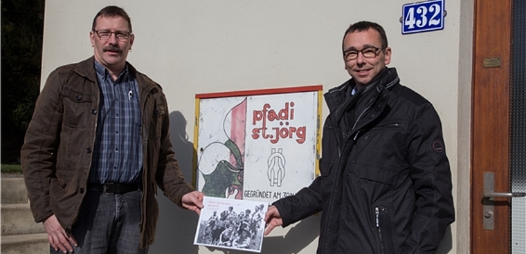 Zeigen eine Kopie des Buchtitels: Thomas Gunti, Initiant (l.). und Dieter Stich, Redaktor. Foto: Martin Staub