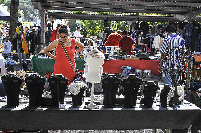 Auch Preziosen waren zu finden: Emsiges Treiben an den über hundert Verkaufsständen des Reinacher Flohmarkts. Foto: Isabelle Hitz