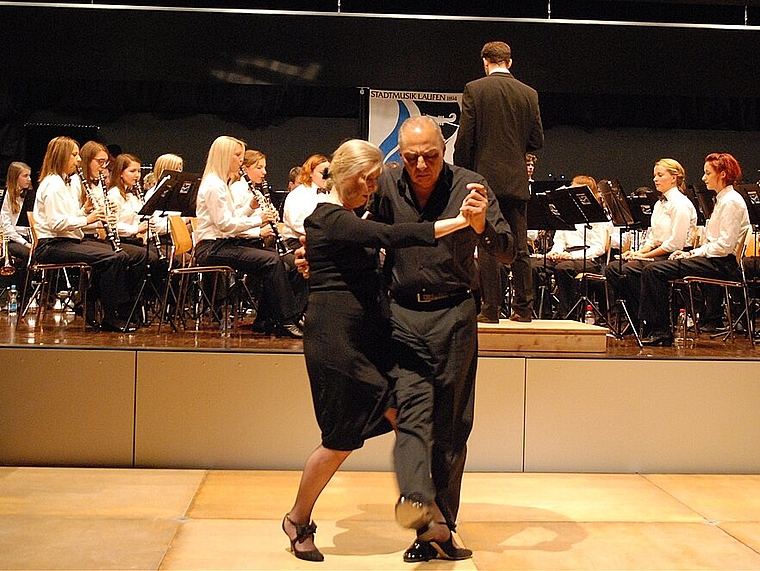 Leidenschaftlich: Das Tangopaar verleiht der Musik ein Gesicht. Foto: Melanie Brêchet