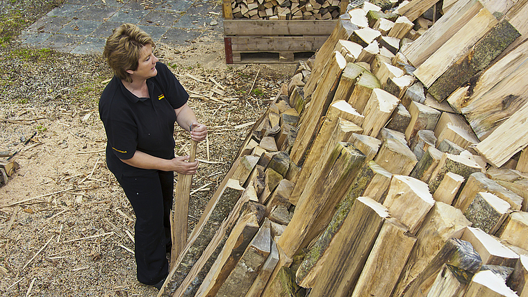 Verwandelt 15 Ster Holz in eine Tonne Kohle: Doris Wicki baut ab Montag in Arlesheim einen Kohlenmeiler auf.  Foto: ZVG
