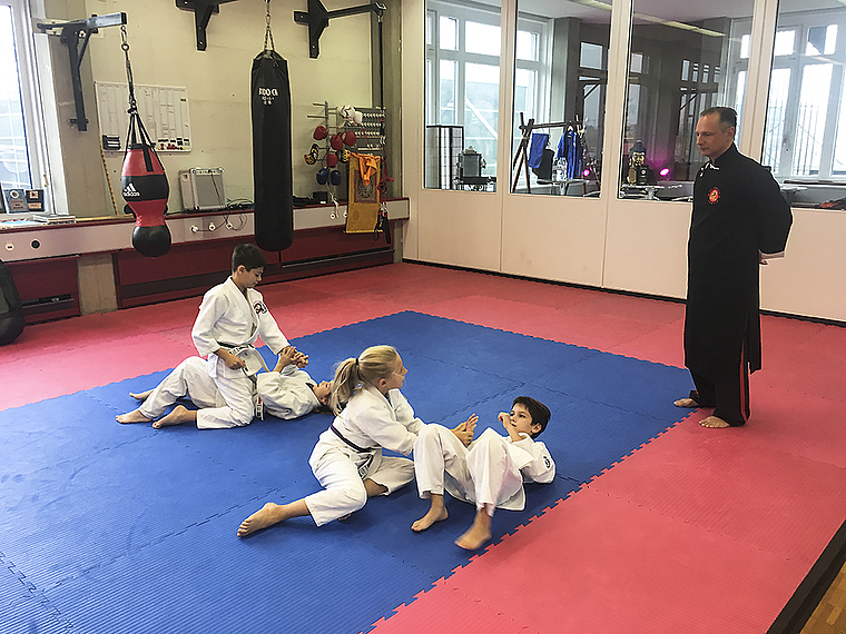 Unter den Augen des Meisters: Sowohl Mädchen als auch Jungen besuchen die Kurse und Camps der Kung-Fu-Schule.  Foto: Caspar Reimer