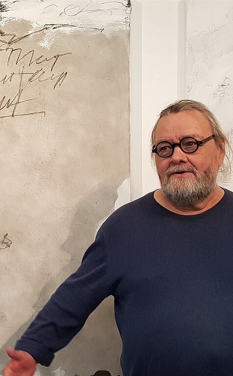 <em>Arbeitet mit Kopf, Herz und Hand: </em>Rolf Blösch vor seinen Werken in der Galerie des Kulturzentrum Alts Schlachthuus.Foto: Melanie brêchet