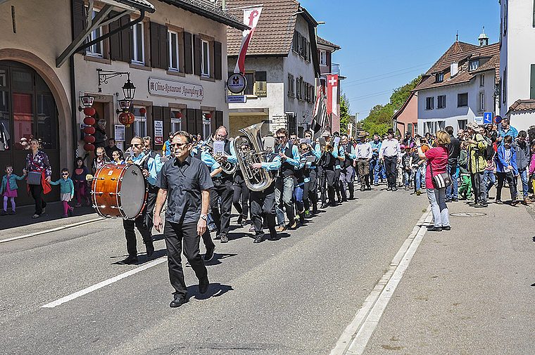 Mit Pauken und Trompeten: Der Musikverein führte die Rotte aus dem Dorfzentrum.  Foto: Isabelle Hitz