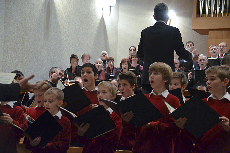 Gemeinschaftsprojekt: Der Cäcilienchor wurde bei der St.-Nikolaus-Kantate von den jungen Sängern der Knabenkantorei unterstützt.  Foto: Jay
