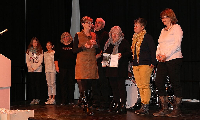 «Gälterchinder Stäärnewääg»: Edith Bossert (Mitte) und ihr Team durften für ihr Projekt den Freiwilligenpreis 2017 entgegennehmen. Foto: Gaby Walther