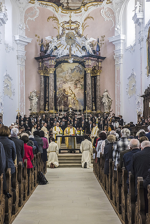 Messfeier: Der Blick geht durch den Mittelgang hin zu Altar und Chor. Foto: Heiner Leuthardt