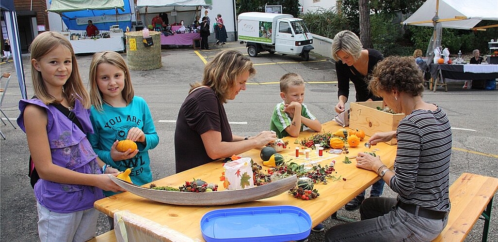 Basteln: Der Verein Dorfläbe lädt die Kinder zum Basteln mit herbstlichen Naturmaterialien ein.
