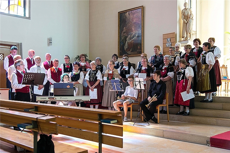 Trachtenchor: Chorleiter Paul Stebler (v.l.) wird mit dem Trachtenchor Thierstein die DV der Schweizerischen Trachtenvereinigung mit Gesang umrahmen. Foto: zvg 
