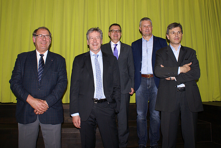 Promotoren der Energiewende: (v. l.) Walter Jermann, Präsident Promotion Laufental, Urs Steiner, CEO EBL, Christian Dalucas, Geschäftsstellenleiter Valiant Bank, Peter Räber, Energie Zukunft Schweiz, und Urs Gerster, Projektmanager. Foto: Jürg