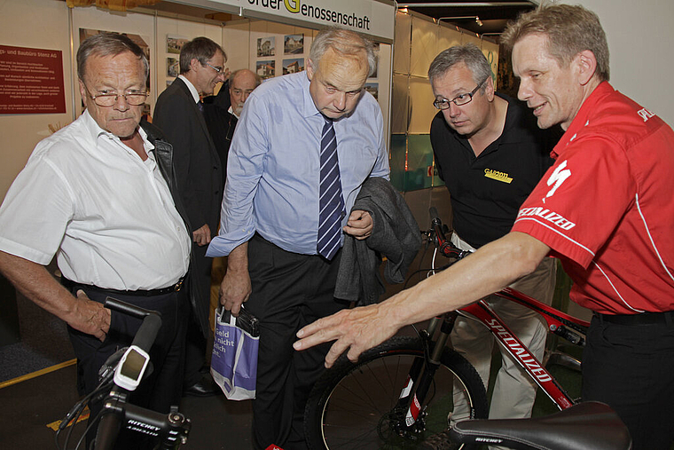 Ein neues Fahrrad? Landammann Christian Wanner (2.v.l.) und OK-Präsident Alban Wyss (2.v.r.) werden informiert. Foto: Martin Staub