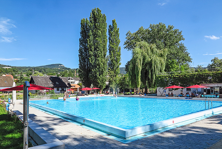 Genügend Platz: Auch in der «Glungge» Dornach lächelt der Pool und ladet zum Bade.  Foto: Edmondo Savoldelli