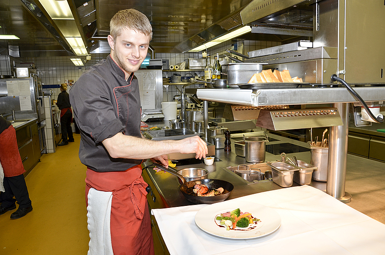 Abschmecken, anrichten: Silvan Holenstein bei seiner täglichen Arbeit in der Küche des Gasthofs Ochsen.  Foto: Thomas Kramer
