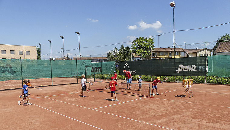 Spielerische Übungen: Nicolas Ernst mit einer Gruppe Tennis-Kinder auf seinem Sandplatz.  Foto: Caspar Reimer