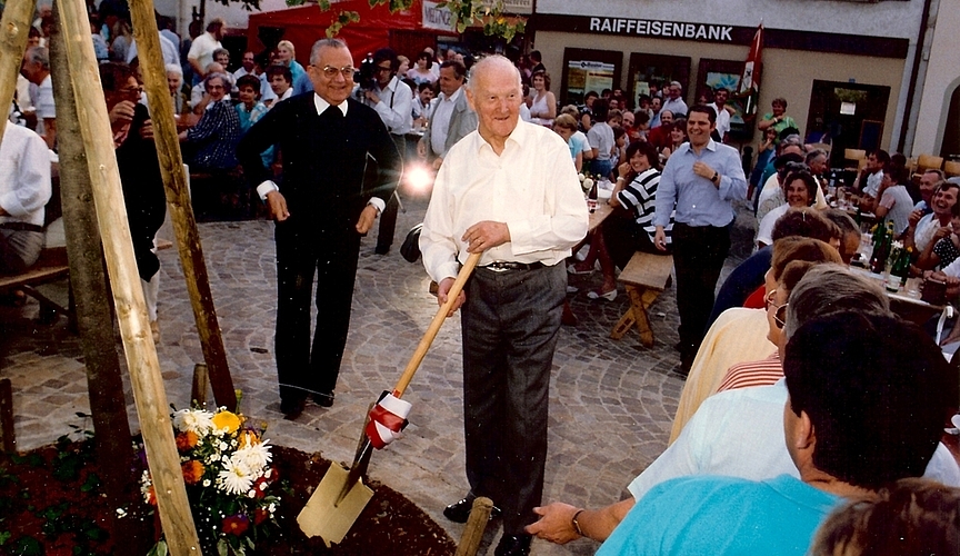 Ehrenbürger von Nunningen: 1987 pflanzte Albin Fringeli am Dorffest der Thiersteiner Gemeinde eine Linde auf dem Dorfplatz.  Foto: ZVG/AZ Medien