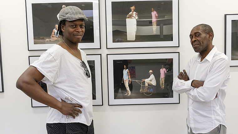 Starke Bilder: Der Künstler Freddy Mutombo (l.) vor seinen Fotos und In-Koli Jean Bofane, Ausstellungsmacher und Autor.  Foto: Thomas Brunnschweiler