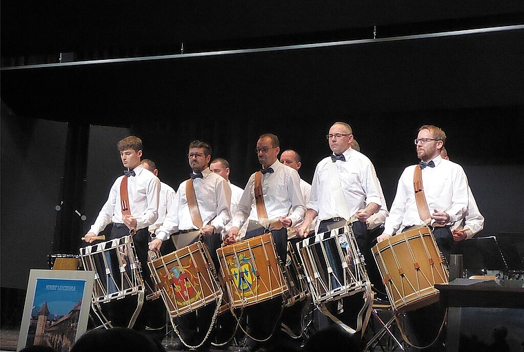 <em>Tambouren: </em>Beeindruckend war der Auftritt der Tambourengruppe der Stadtmusik. Foto: Thomas immoos