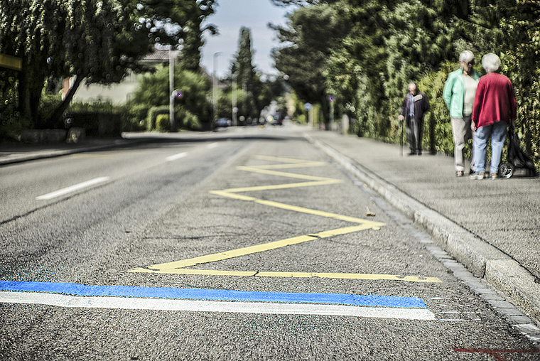 Bussenfalle: Wer diesen blauen Strich übersieht, riskiert eine Busse.  Foto: Roland Schmid