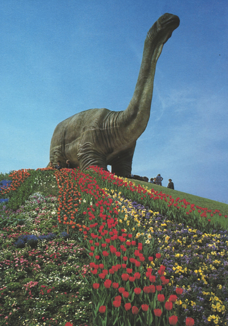 Erinnerungsfotos an die G80: Nachbildung eines Apatosaurus, die 2005 altersschwach war.  Fotos: ZVG