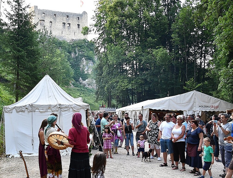 <em>Zeitmaschine: </em>Am Mittelalterfest wurde man zurückversetzt in die Zeit der Ritter und Burgfräuleins.Foto: Bea asper
