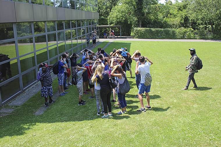 Die Sekundarschüler werden gefangen genommen: Die Simulation wurde zum intensiven Erlebnis. Foto: Axel Mannigel