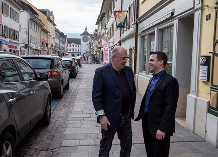 Stadtgespräch: Christian Hamann (l.) informiert Alex Beck, neuer Präsident IG-Laufen, über das Projekt Art Advent Laufen. Foto: Martin Staub